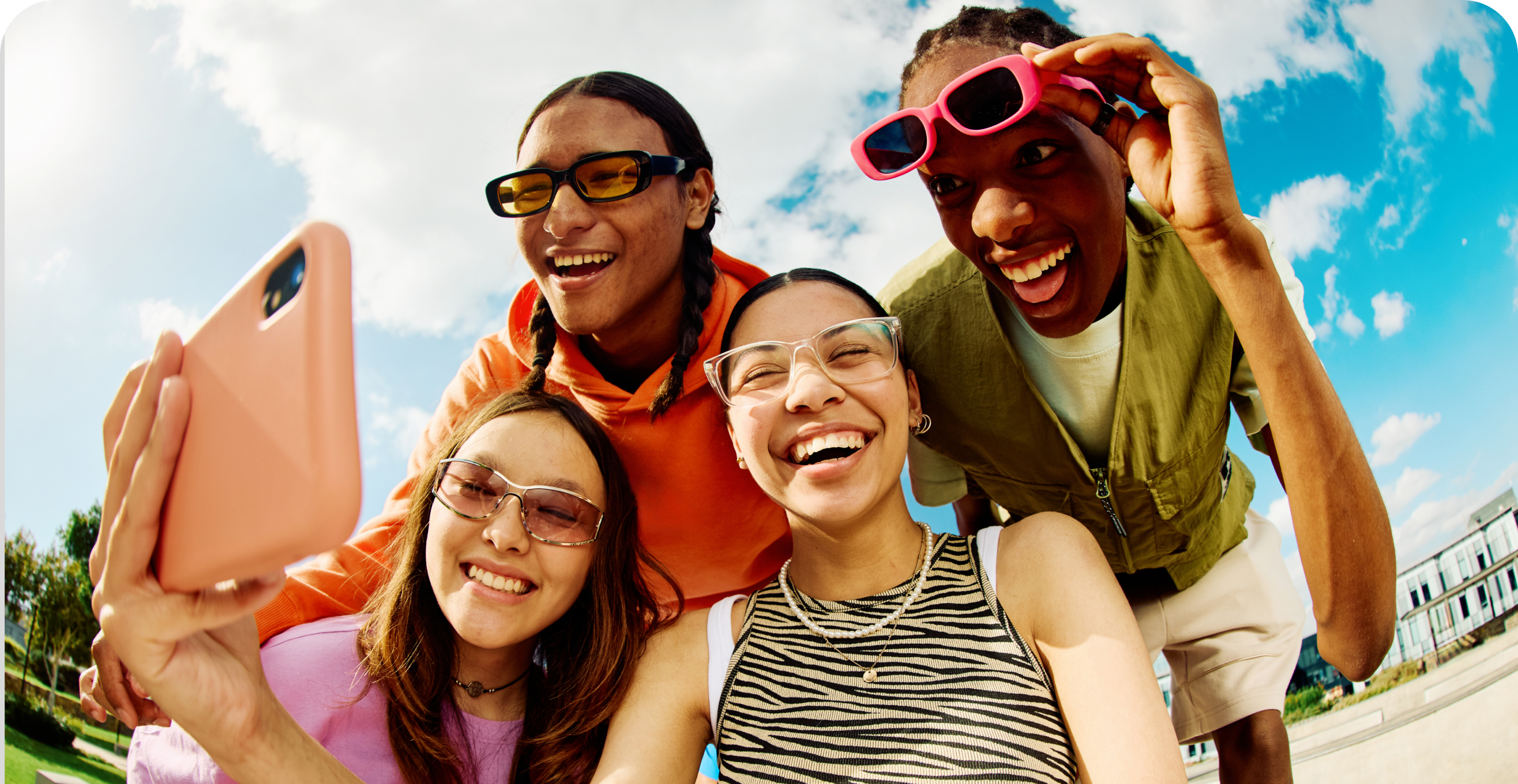 Recarga, consulta y ajusta tu plan en segundos. Una experiencia digital simple e intuitiva, respaldada por una red 5G confiable que te acompaña en todo momento.